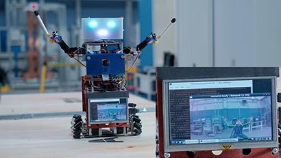 Crea un robot que interactúe con el mundo