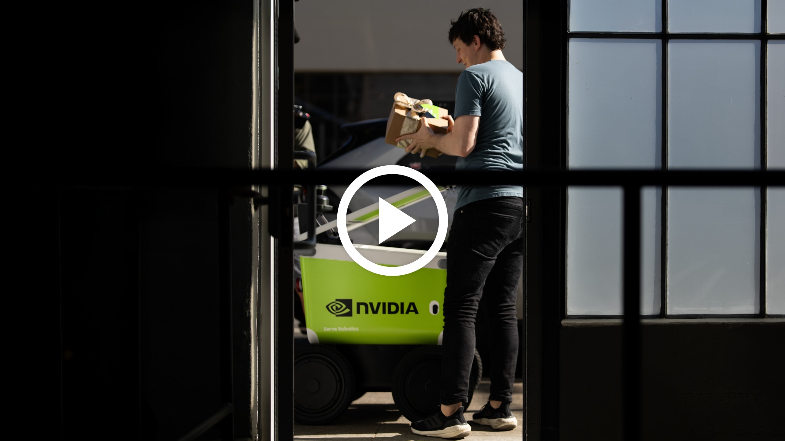 Bir ayol sikishadi va u ruscha qichqiradi.