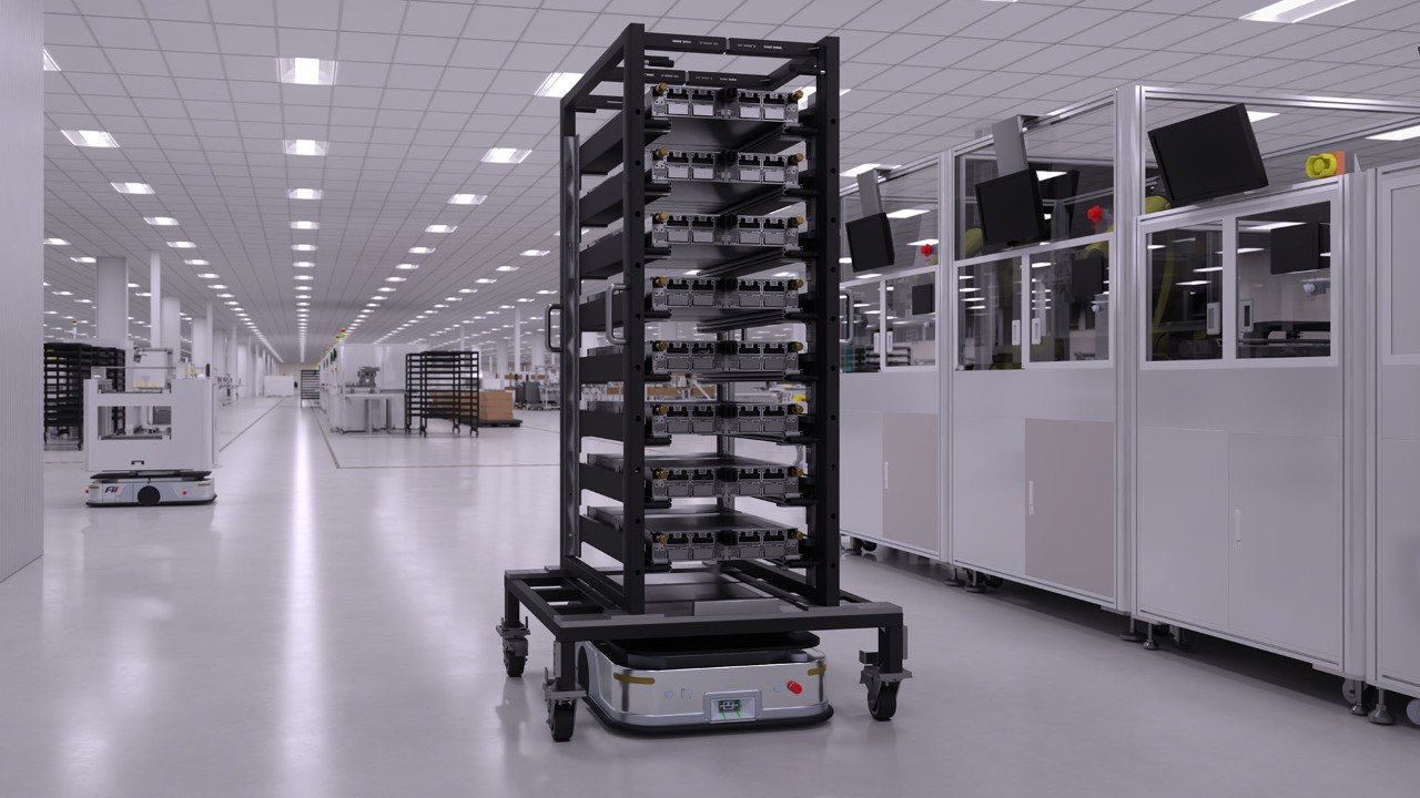 Wagen mit mehreren Fächern, der Tabletts mit Artikeln trägt und von einer weißen Roboterbasis bewegt wird