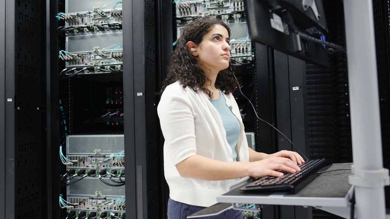 Un administrador de plataforma DGX y centro de datos trabajando