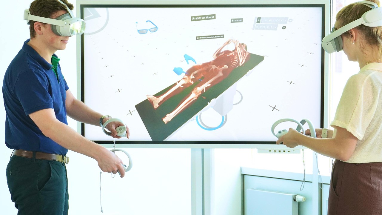 Le Dr Feodorovici guide un étudiant en médecine lors d'un cours en réalité virtuelle.