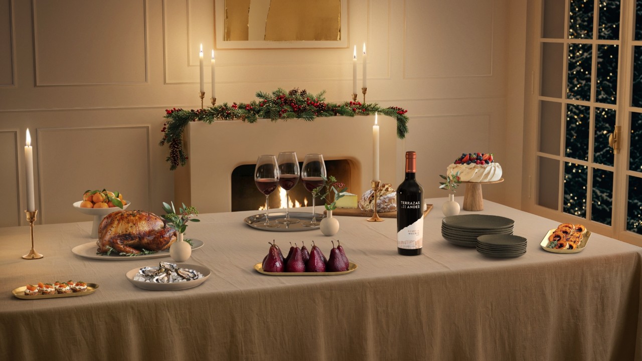 Scène d'un repas de fin d'année générée avec la plateforme Grip, qui met en valeur une bouteille de vin Moët Hennessy.