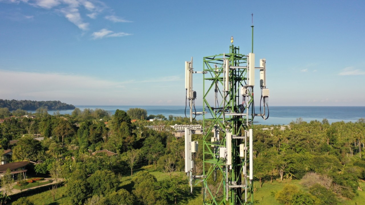  Tour de télécommunications dans un paysage verdoyant près de l'océan Crédits image : SETI Institute