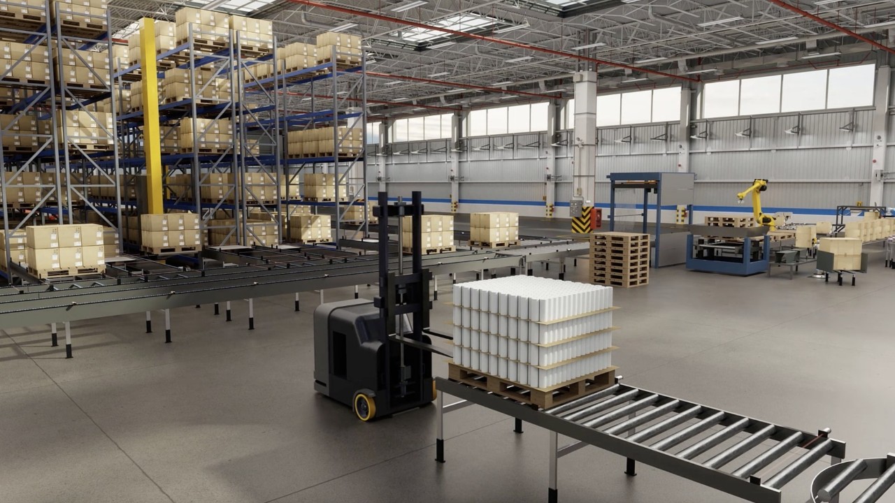 Carretilla elevadora autónoma que mueve una paleta de productos en una cinta transportadora en un almacén grande y moderno con estanterías de gran altura, mostrando la tecnología de la automatización y la logística.