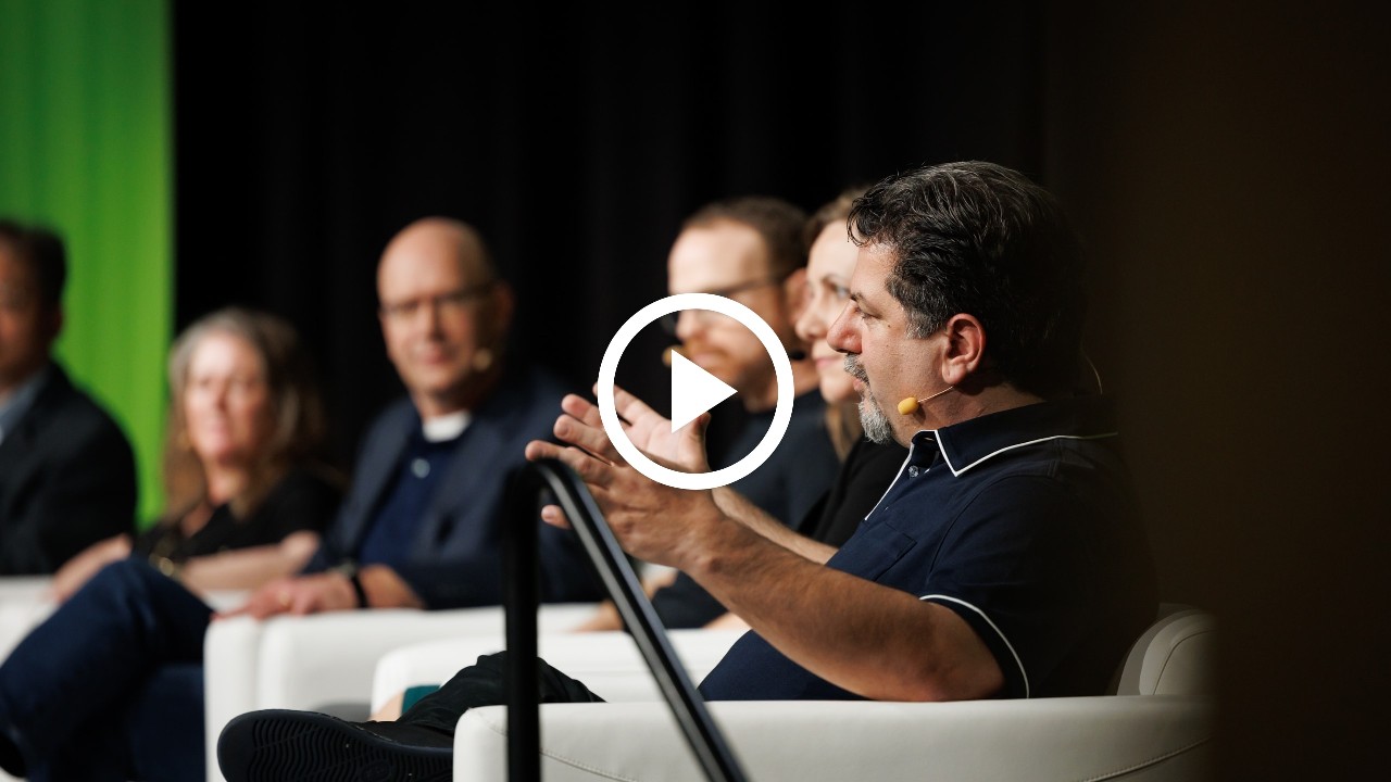 Líderes empresariales que discuten las prioridades de la IA soberana.