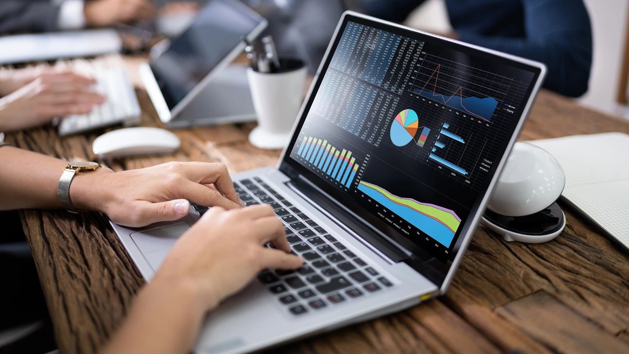 A computer software engineer works on a data science process using NVIDIA RAPIDS