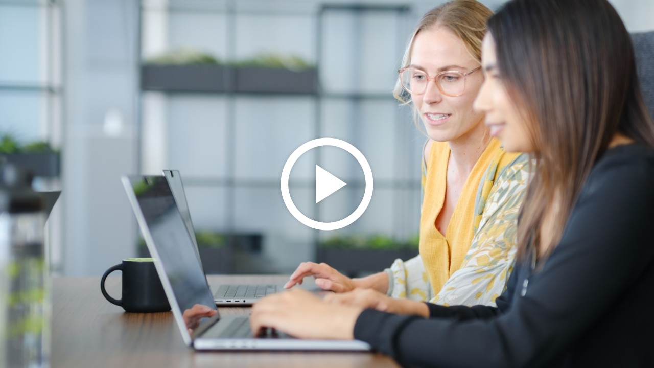 使用者正操作工作站，在多個螢幕上執行高強度運算工作。